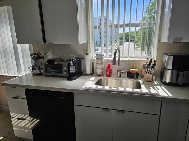 Photo - 900 Tallwood Ave Unit 207