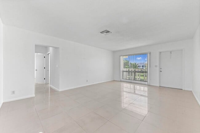 Photo - 2755 NE 28th Ave Unit F1