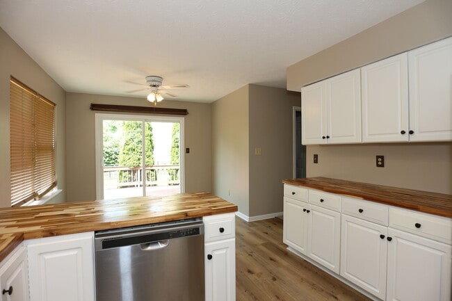Photo - Large 5 Bedroom Westfield Home!