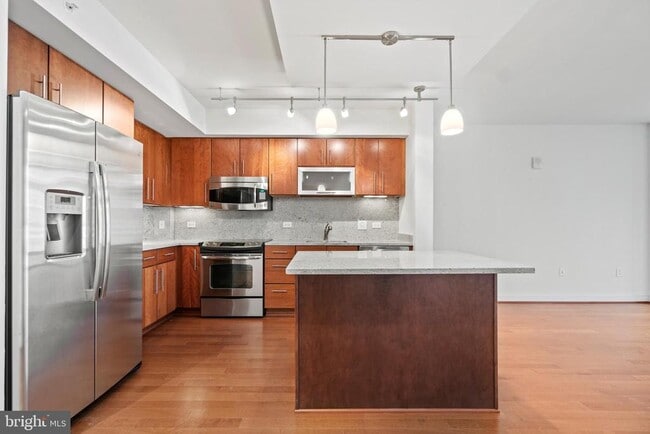 Building Photo - 1025 1st St SE Unit 801