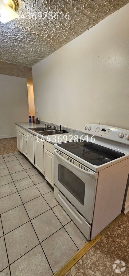 Building Photo - 4001 Derby Manor Dr Unit Apt 4A