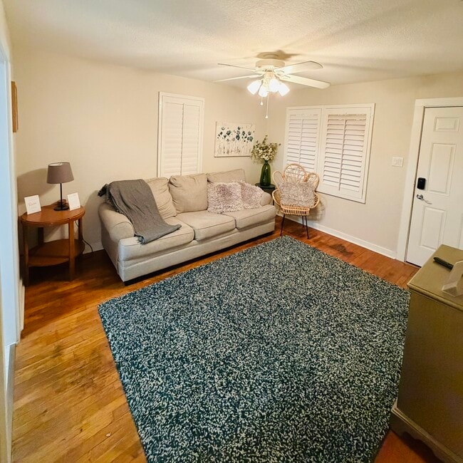 Photo - 998 N 6th St