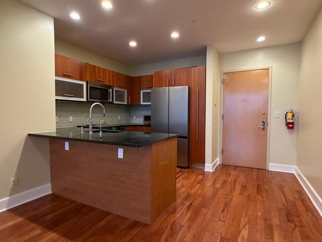 Building Photo - 8125 River Rd Unit 3C