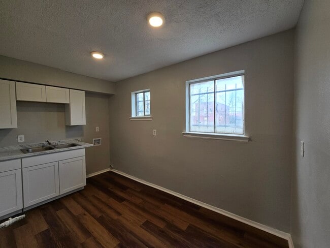 Building Photo - 1024 S Wellington St