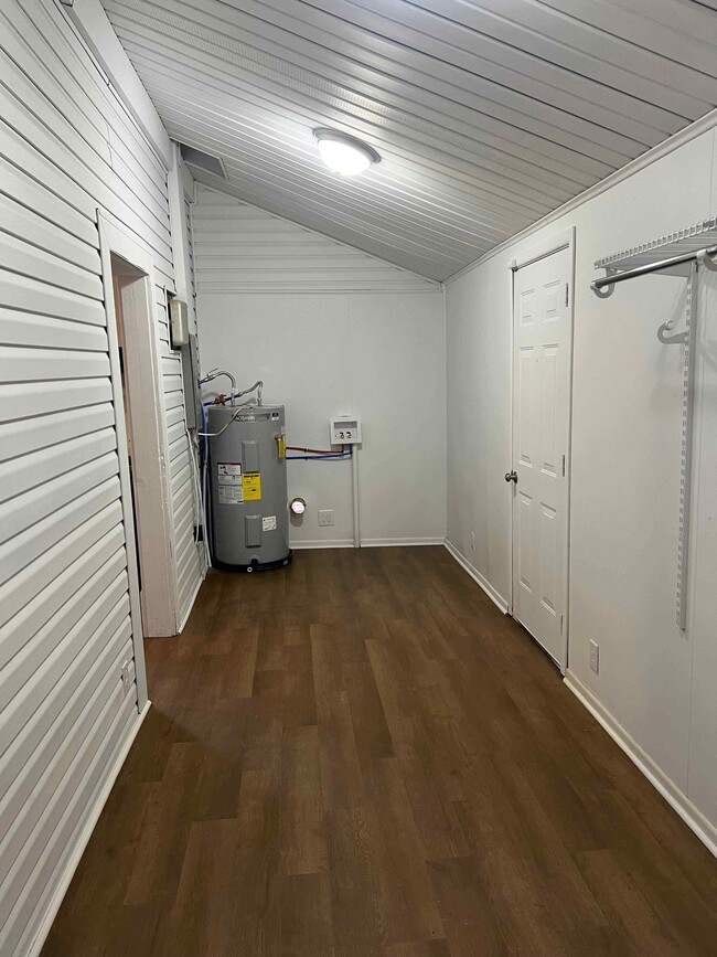 Photo - 855 College St