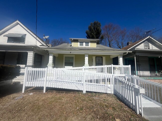 Gorgeous Fully Renovated 3 Bedroom House! - Gorgeous Fully Renovated 3 Bedroom House!