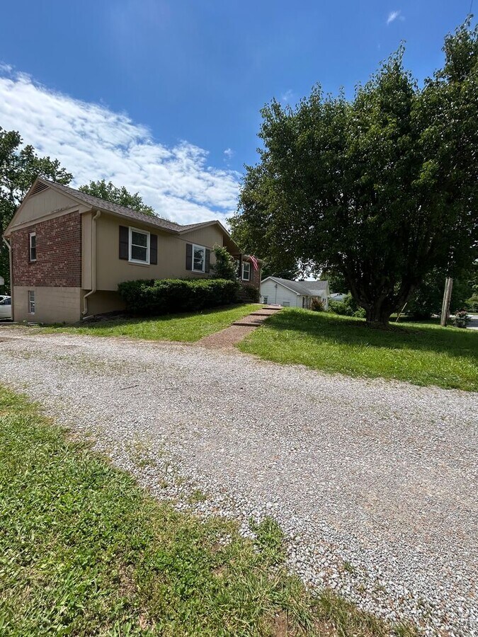 FOR LEASE- SINGLE-FAMILY HOME IN LEBANON - FOR LEASE- SINGLE-FAMILY HOME IN LEBANON