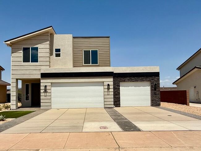 Building Photo - BRAND NEW Three Bedroom Townhome in Desert...