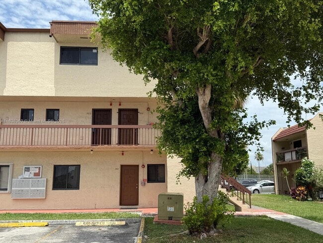 Building Photo - 1121 SW 105th Ave Unit 302 Rental