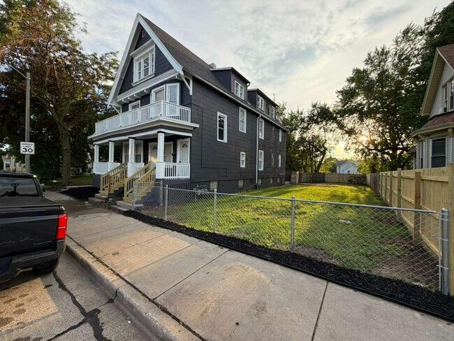 2213-2215-2215 N Holton St