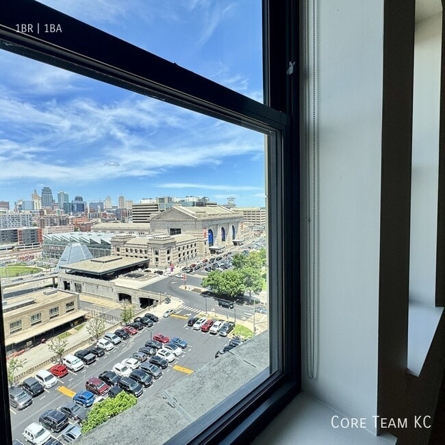 Building Photo - 217 W Pershing Rd Unit 1006