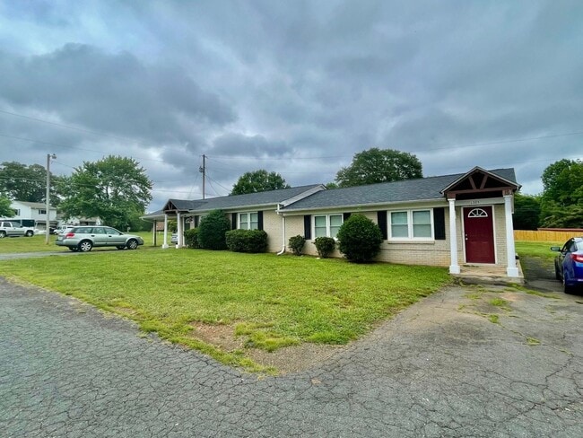 Building Photo - This lovely 2 bedroom 1 bath duplex is loc... Rental