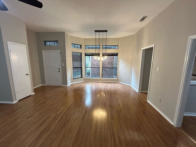 Building Photo - Ready to move in.....Fresh Paint and much more....