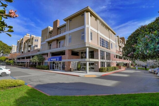 Building Photo - Perectly Located, **PET FRIENDLY** Spaciou... Unit APT 4104