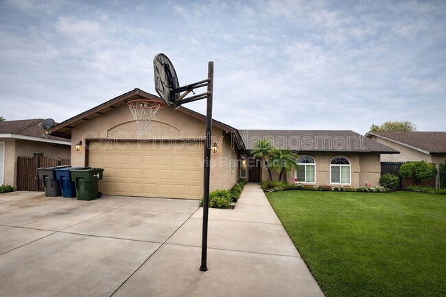 Building Photo - 3371 N Forestiere Ave