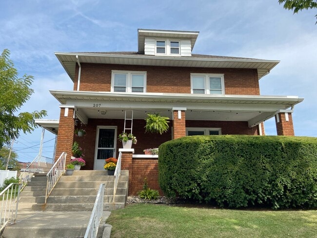 Building Photo - 207 Monroe St Unit A