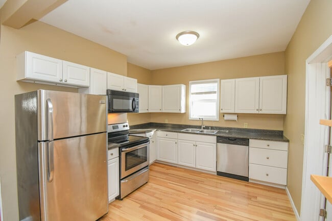 Photo - 817 W 12th St