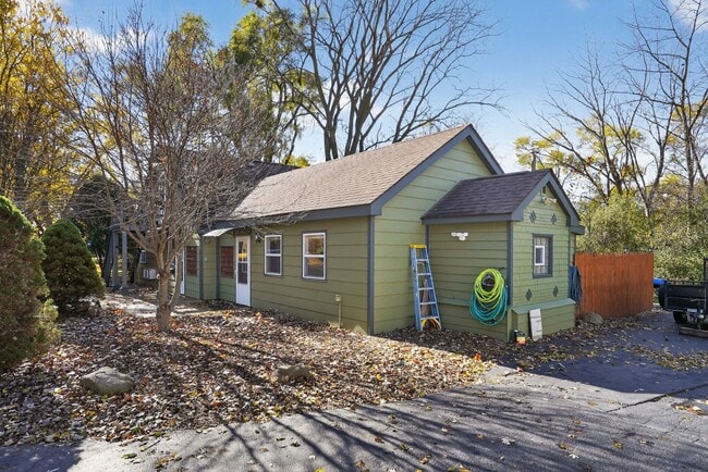 Building Photo - 1036 Guerin Rd Unit B