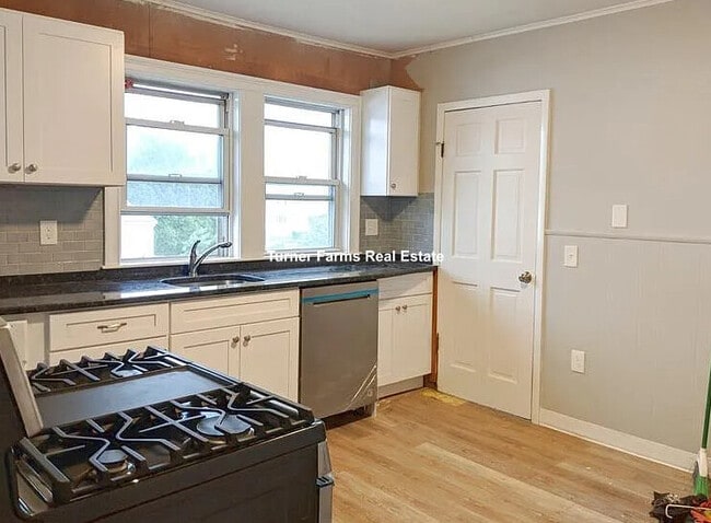 Building Photo - 58 Buzzells Ln Unit 1 Rental