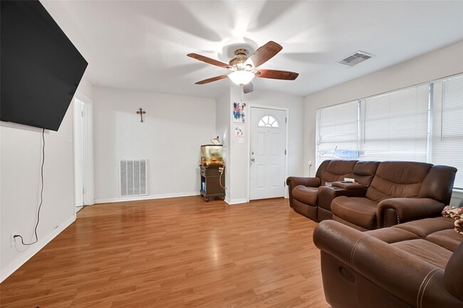 Photo - 330 Robin St