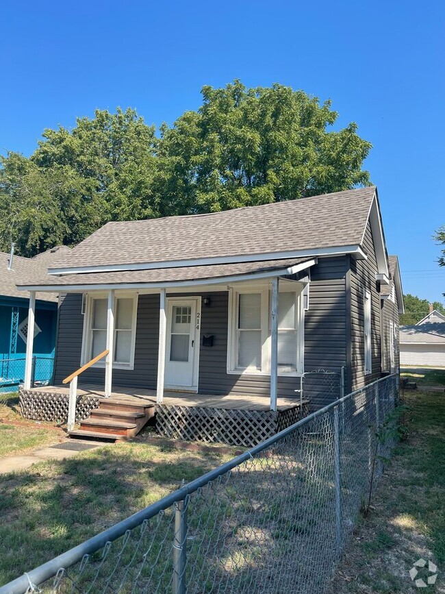 Building Photo - Very Nice 3BR/1BA Home - Fenced In Yard