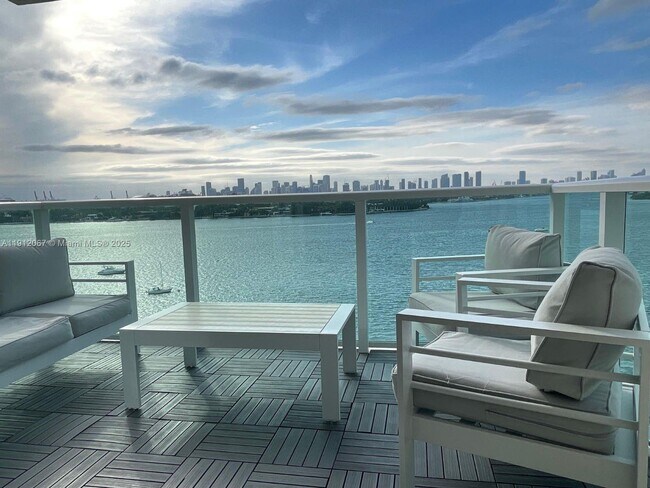 Building Photo - 1000 West Ave Unit 915