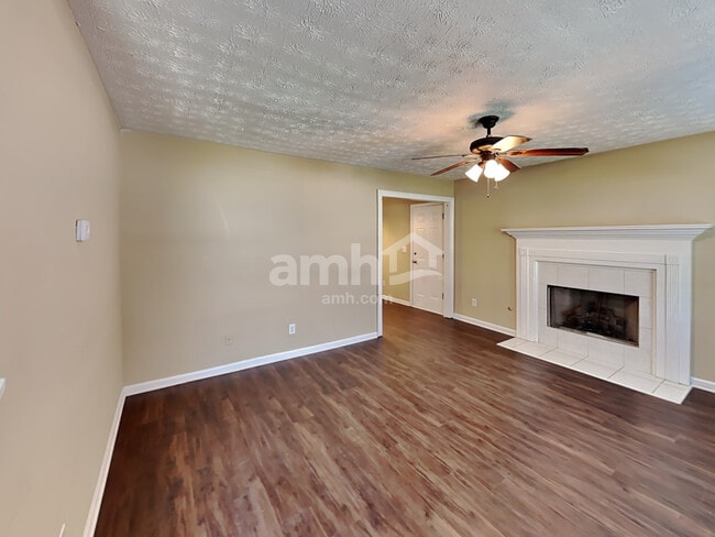 Photo - 685 Oxford Hall Dr SW