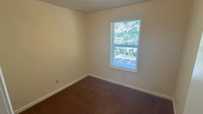 Photo - 4 Bed/2 1/2 Bath Bus Line Reserved Parking