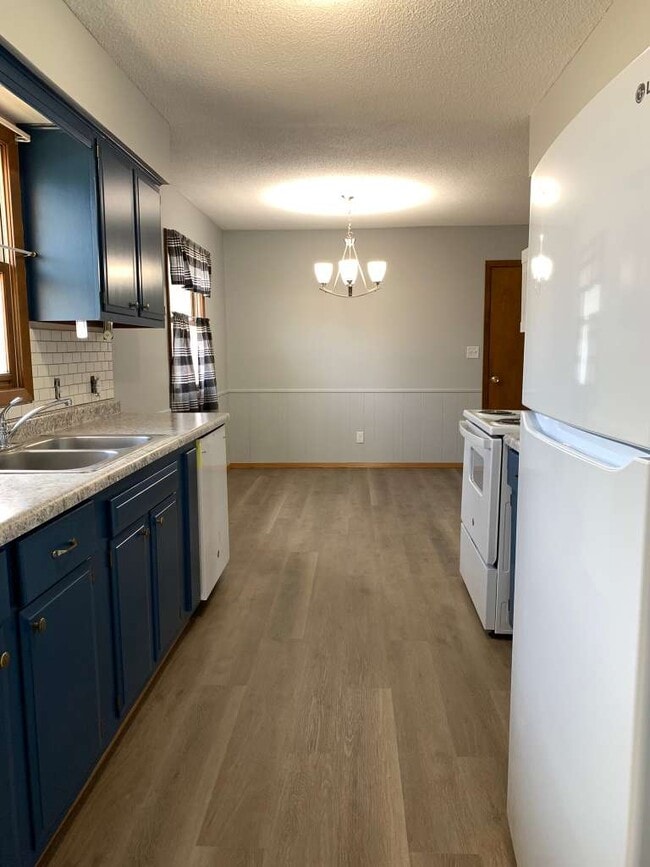 Photo - 416 Lakeland Dr SE
