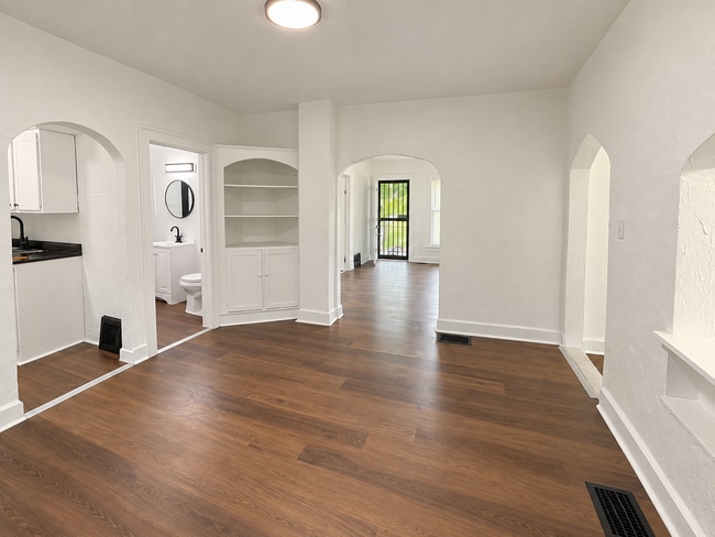 12512 Rexford Ave