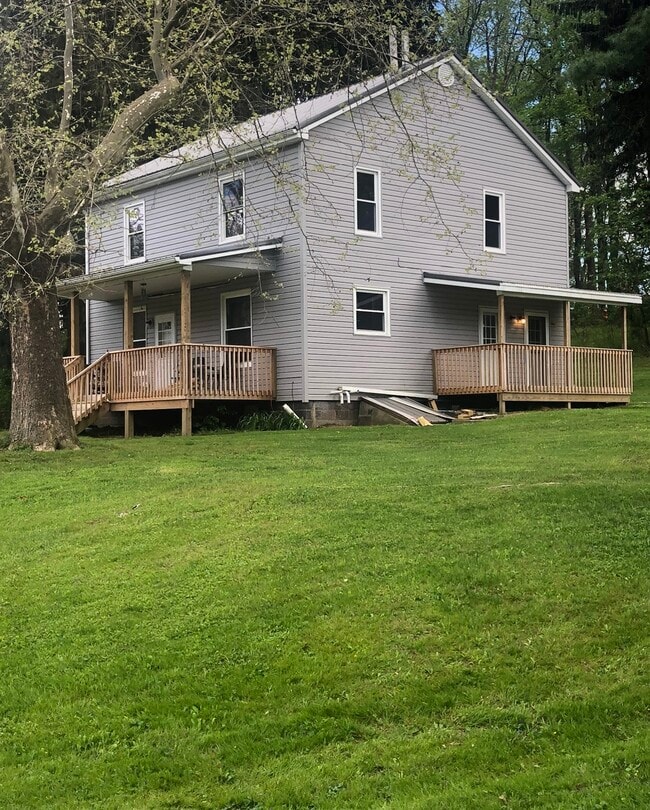 Farmhouse split level apartments in country setting - 386 Freeport Rd Unit Downstairs Apartment
