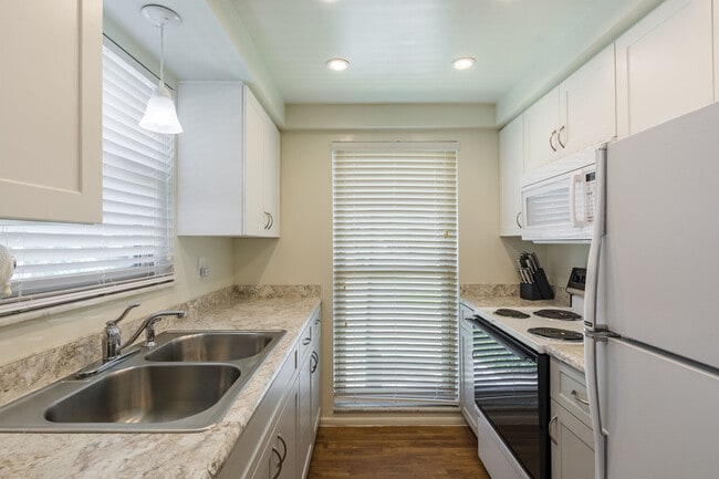 Photo - Imperial Palms Apartments