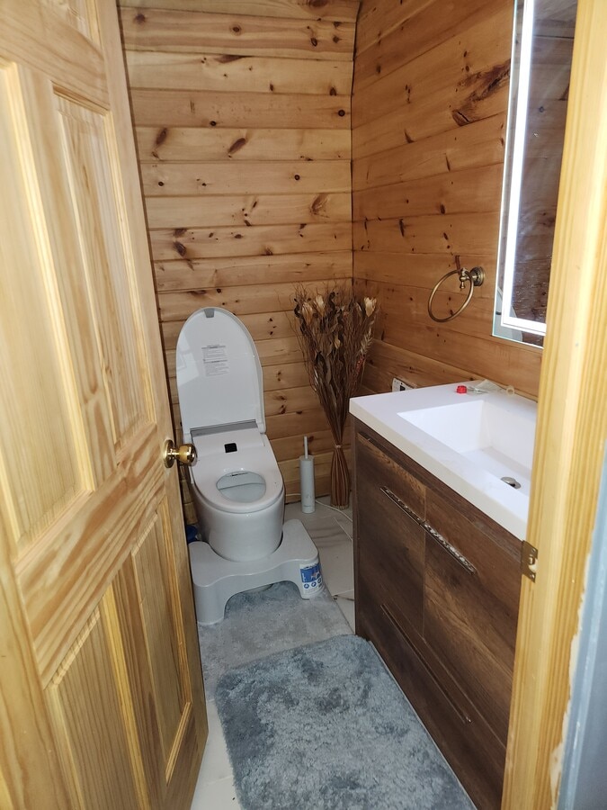 Photo - 90 Rossiter Ave