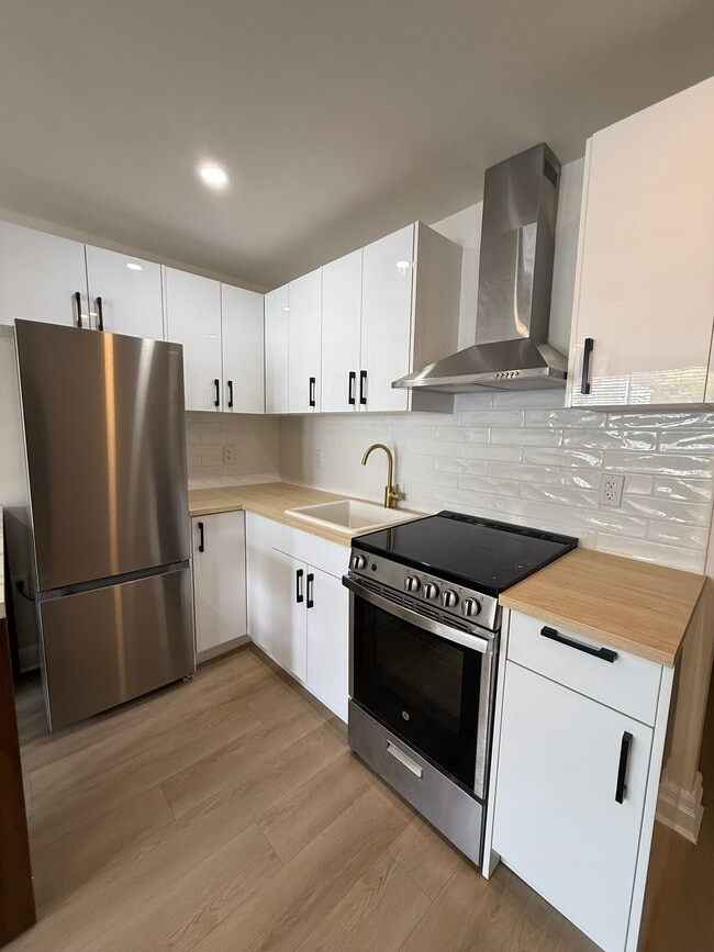 Building Photo - 7800 Lundy's Ln Unit 105