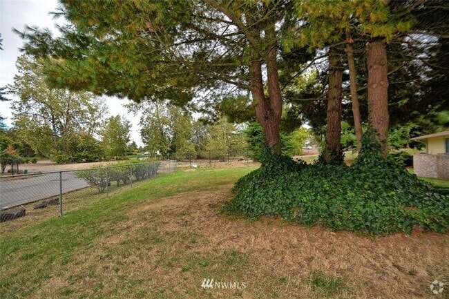 Building Photo - Cute 2 Bedroom 1 Bath in a 4-PLEX Unit D Rental