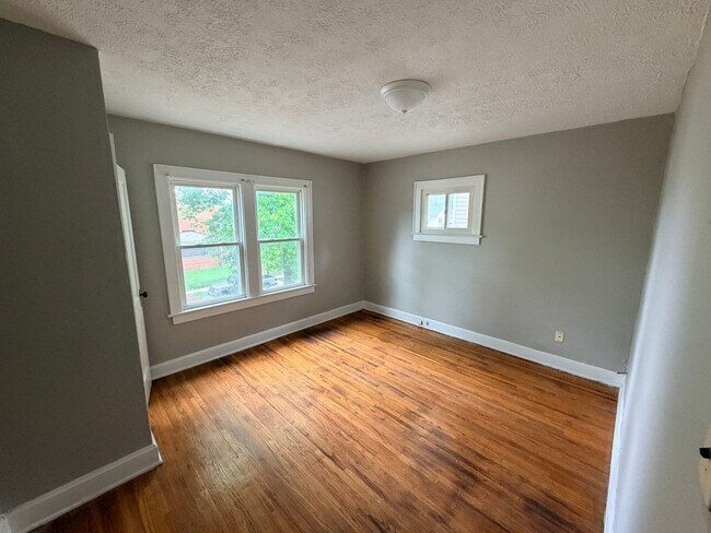 Photo - 143-145 North Roys Ave Unit 143