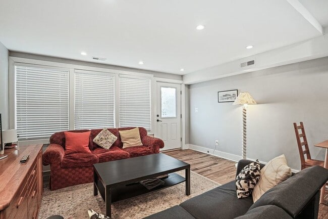 Photo - 419 Newton Pl NW Unidad B