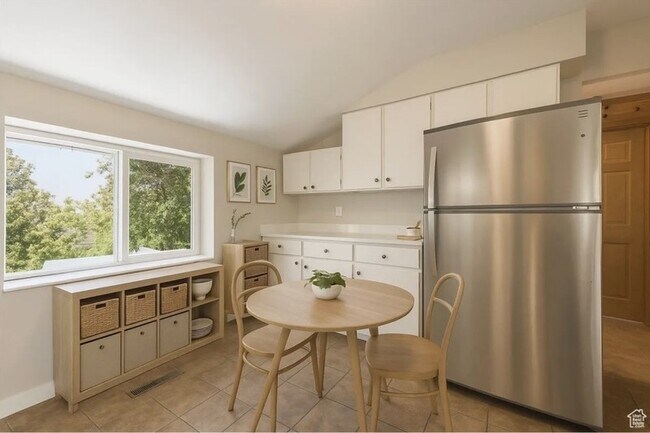 Photo - 537 N Darwin St Unit 1