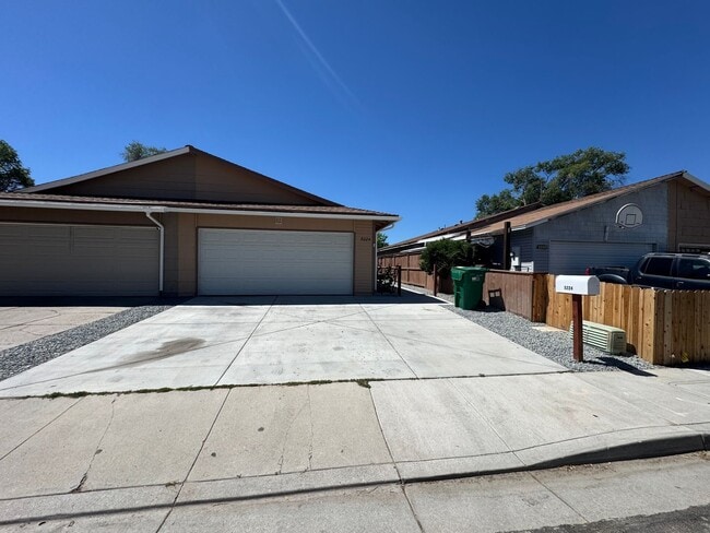 Building Photo - 3 bedroom, 2 bath, two car garage in Stead- pets welcome!