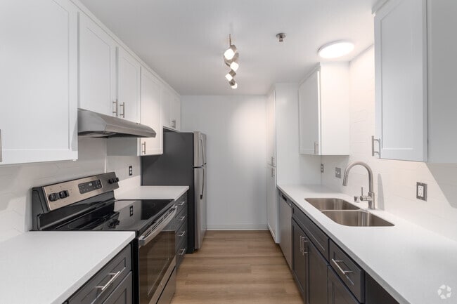 2BR, 2BA - 1120SF - Skyview 3322