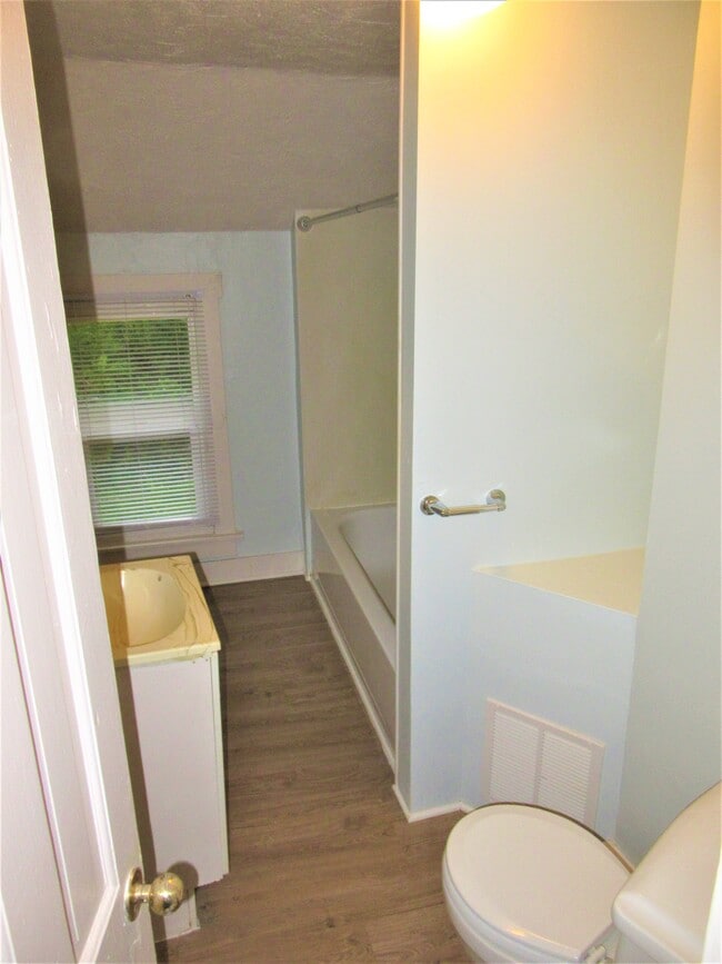 605 N Walnut St Unit 605 N Walnut apt B