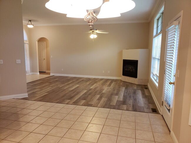 Building Photo - 3 Car Garage, South East Springfield - Cal... Rental