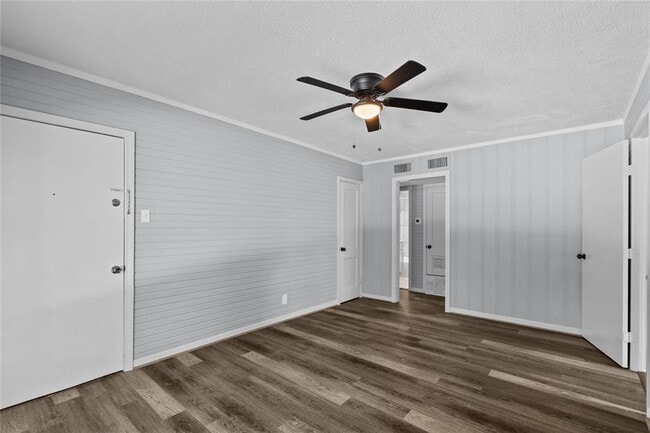 Building Photo - 2324 Cedar Dr Unit 3 Rental