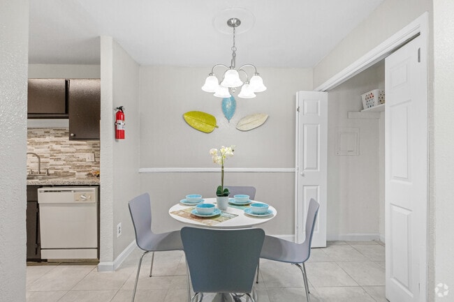 2BR, 2BA - 960SF - Dining Room