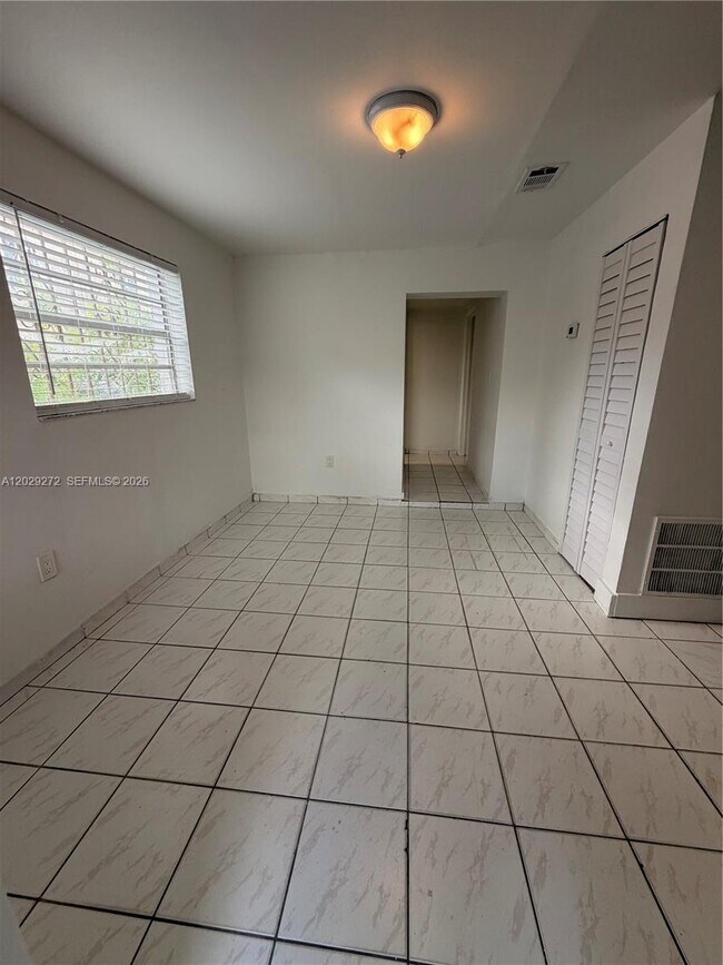 Photo - 2420 NW 31st St Unit 3