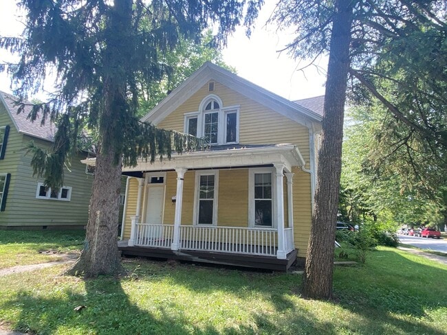 4 bedroom and 2 bathroom house located on ... - 4 bedroom and 2 bathroom house located on ...