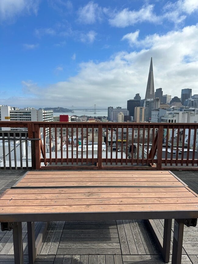 Photo - Spacious Nob Hill 3 BD/ 2 Bath Flat with Shared Roof-deck! Gorgeous City and Bay Views!!