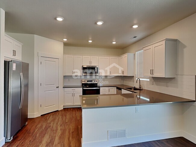 Photo - 832 S Oak St