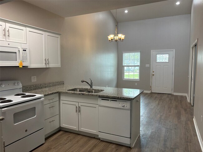 Photo - 16839 Balmoral St