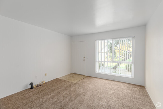 1BR, 1BA - 650SF - Living Room - Windsor Heights